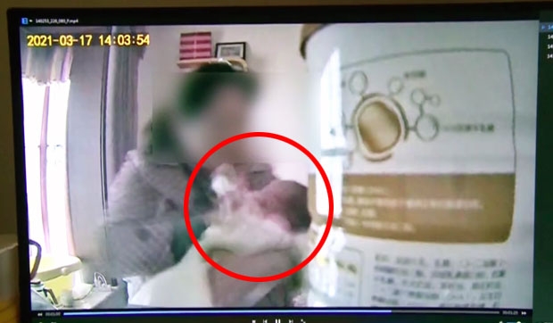[여기는 중국] 생후 40일 아기 때리고 던지고…中 보모 학대 감시카메라에 들통