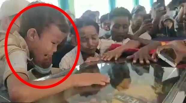 “친구야…” 미얀마 13세 소년, 사망한 친구 장례식서 오열(영상)