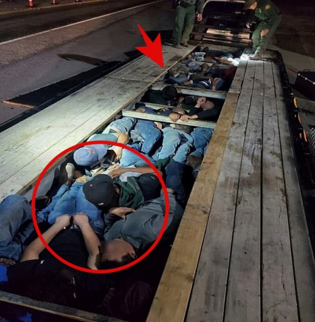 트레일러 아래에 20명 빽빽이…美 밀입국 시도 현장 적발