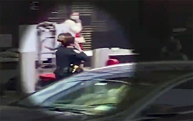 [영상] 모성 본능 발휘, 총맞은 4살 들쳐안고 달린 美 여경