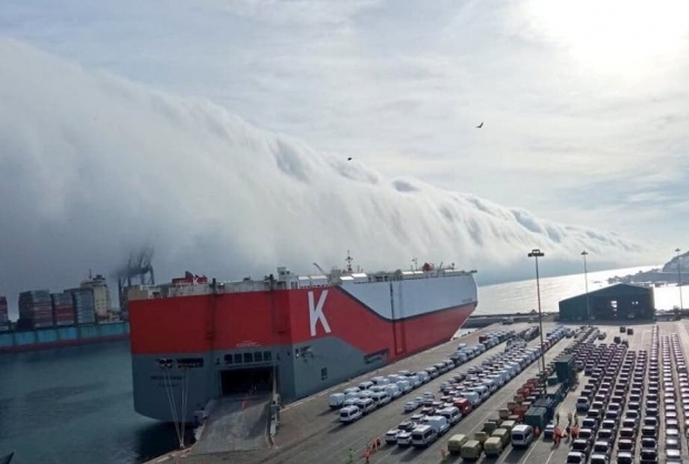 [여기는 남미] 거대한 쓰나미?…칠레 해안가 밀려든 ‘기묘한 구름’