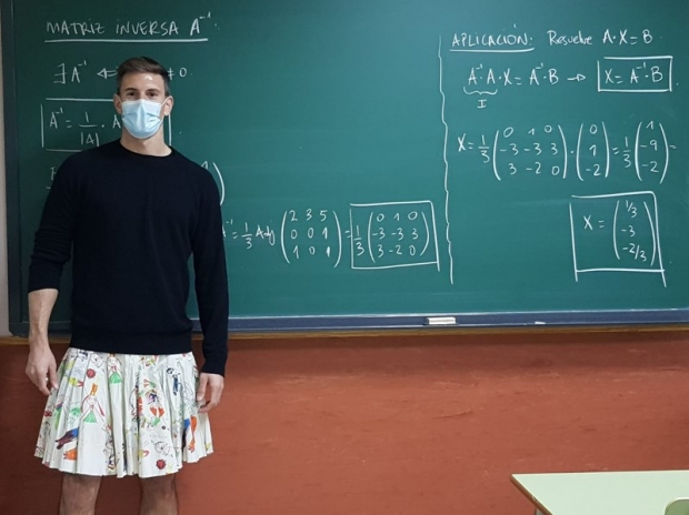 “편견 깨기 위한 교육”…치마 입은 스페인 남자 교사들