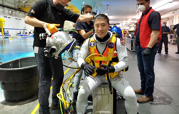 ‘최강 스펙’ NASA 우주비행사 조니 김 “한국이라는 뿌리가…”
