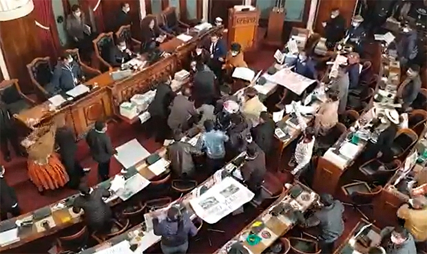 [영상] ‘예리한 주먹’ 의원 간 난투극에 싸움판 된 볼리비아 국회