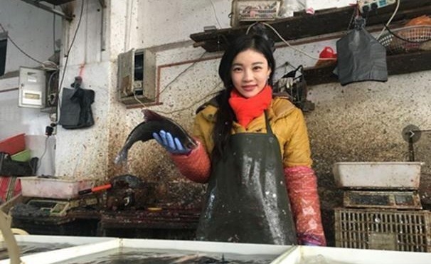 [여기는 중국] “직업에 귀천이 있나요” 생선가게 20대 미모 여사장의 사연