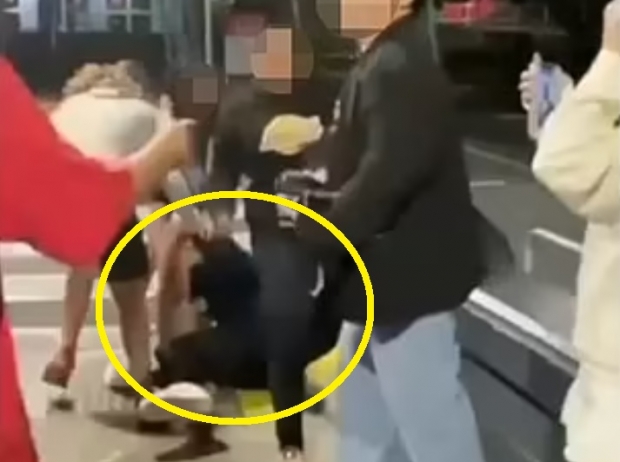 [여기는 호주] ‘발로 밟고 차고’…동양인 여학생 폭행하는 호주 10대들 (영상)