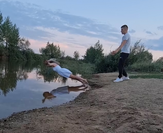 [영상] 남친 믿고 ‘트러스트폴’ 도전한 러 여성, 결과는 개울물 풍덩