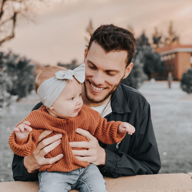 [영상] 청각장애 아빠와 수화로 소통하는 생후 1년 딸 아이