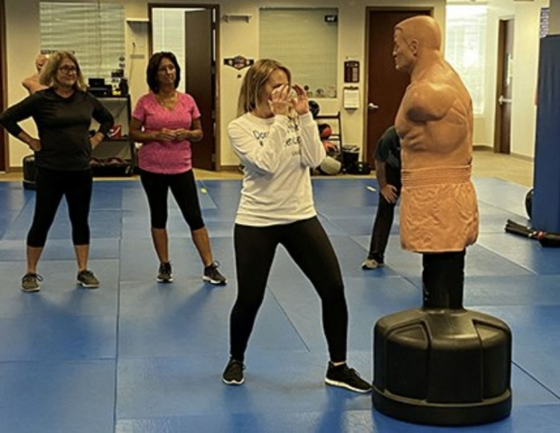 마스크 거부 난동 승객 막는다…美 항공사 승무원 호신술 강좌