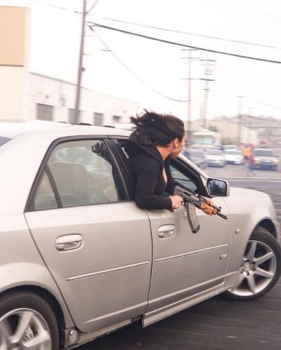 시내 한복판서 AK-47 소총 들고 질주하는 美여성 포착