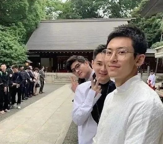 [여기는 중국] 중국 미남 배우 야스쿠니 신사서 ‘브이’한 이유로 뭇매