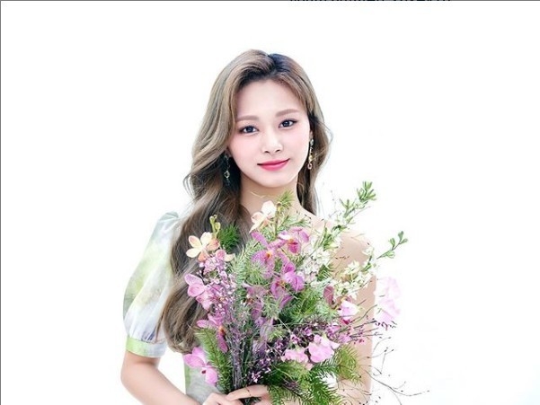 中 웨이보 “쯔위 대만 팬클럽 명칭 바꿔라”…칼바람 부는 연예계