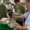 [여기는 중국] 학생들 급식 잔반을…직접 먹어서 처리하는 교장 경악