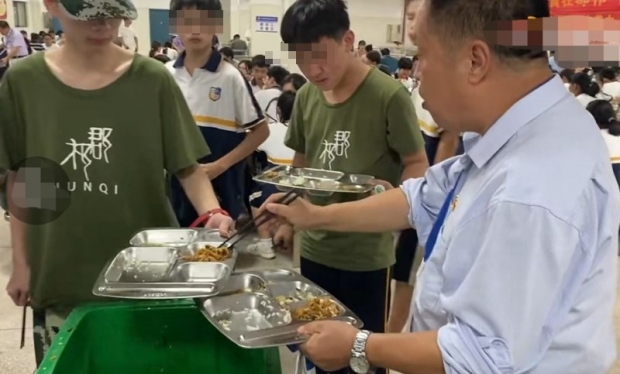 [여기는 중국] 학생들 급식 잔반을…직접 먹어서 처리하는 교장 경악