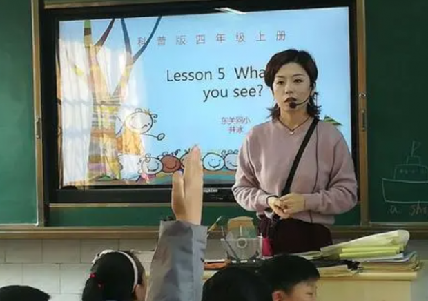 中 ‘사교육 금지 정책’ 위반 첫 처벌...명문 학교 교장 자격 박탈