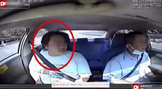 [여기는 중국] 갑자기 돌변, 칼로 택시 운전사 공격한 여성 승객