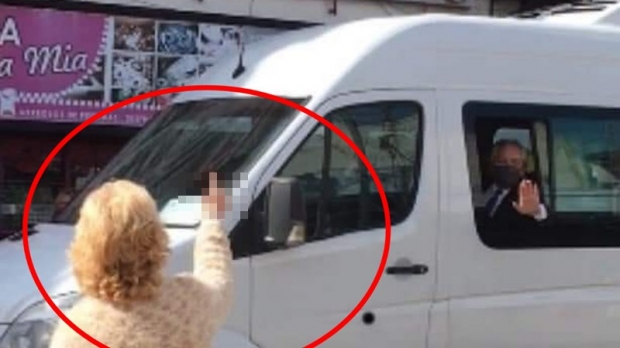 아르헨 대통령에게 ‘손가락 욕’…일약 스타된 할머니의 사연