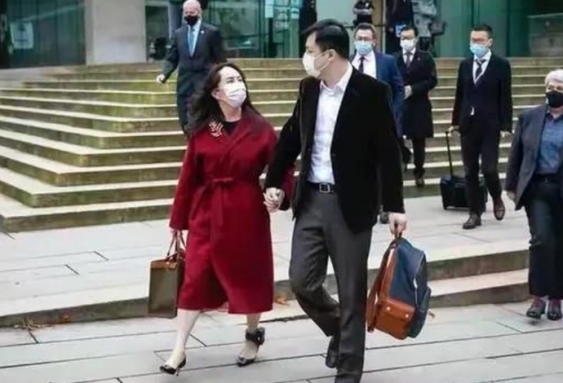 한 손에 꽃다발 든 채 “사랑해” 외친 그 남자 누구?…멍완저우 남편에 쏠린 관심