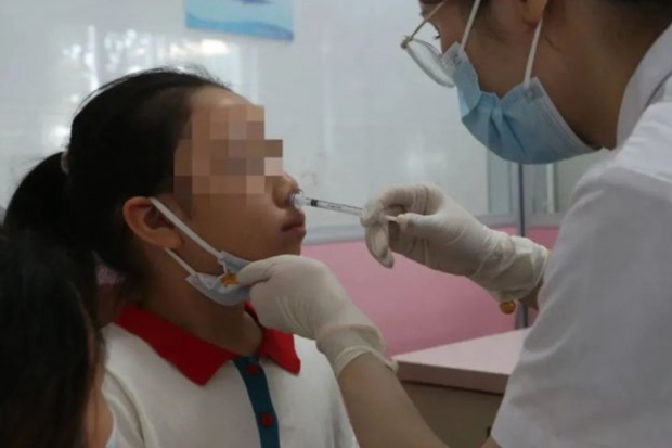 “양쪽 콧구멍에 칙칙”..중국, 분사형 백신 미성년자 대상 첫 상용화