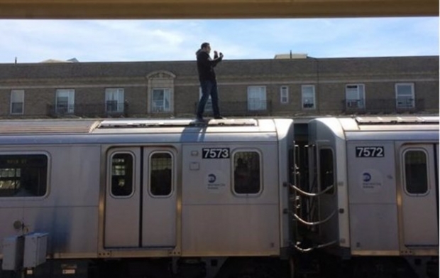 전동차 위 올라탔다가… ‘지하철 서핑’하던 美 30대 사망