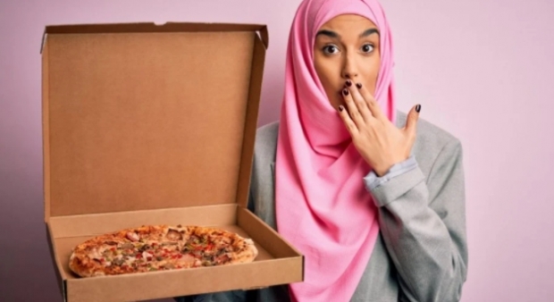 “피자먹는 여성 모습, 방송 금지”…시대 역주행하는 이란 방송 검열