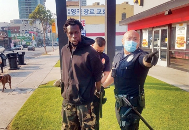 “너희 나라로 돌아가” 70세 한인 폭행한 美흑인…바로 풀어준 경찰