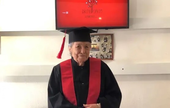 93살 멕시코 할머니, 올A로 대학 졸업…우등상도 수상