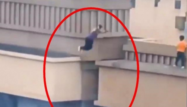 [여기는 중국] 27층 아파트 옥상서 옆 건물로 목숨 건 점프…철없는 10대 논란