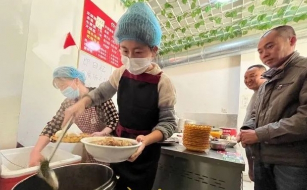 [월드피플+] ‘무료 한 끼’ 식당 운영하는 中 20대 부부의 사연