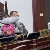 [월드피플+] 부모 이혼 재판서 우는 아이 2시간 동안 안아준 판사 화제