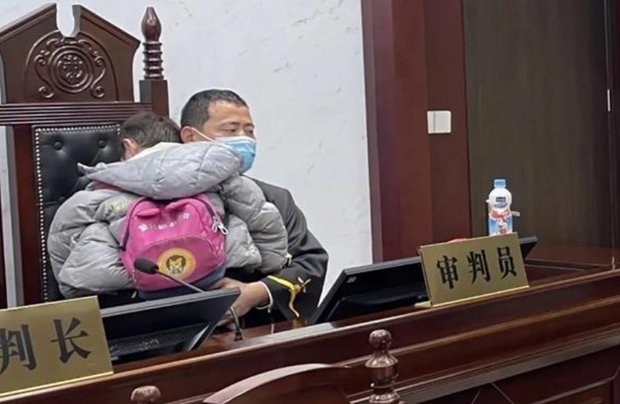 [월드피플+] 부모 이혼 재판서 우는 아이 2시간 동안 안아준 판사 화제
