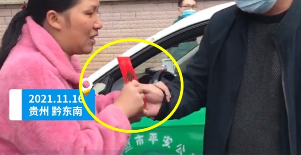 [영상] 5개월 아기 살린 中 택시기사, 아기 엄마가 택시비 주니 한 말