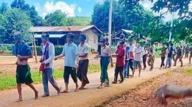 “인간방패가 된 투쟁 동지…결국 후퇴” 미얀마 군부의 무자비함