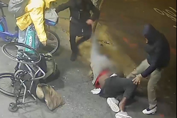 美 뉴욕서 휠체어 탄 남성 무차별 폭행…4인조 남녀 강도 수배