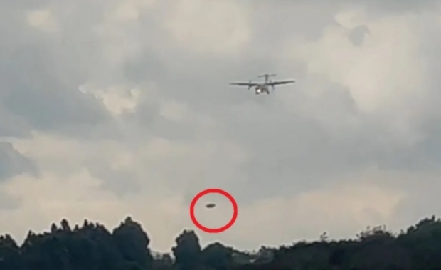 [여기는 남미] 비행기 아래로 이동하는 UFO, 콜롬비아서 포착