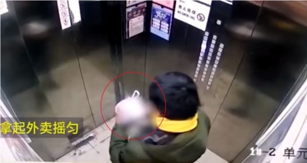 감히 별점을 낮게 줘?…포장 음식에 소변보고 배달한 中 배달원