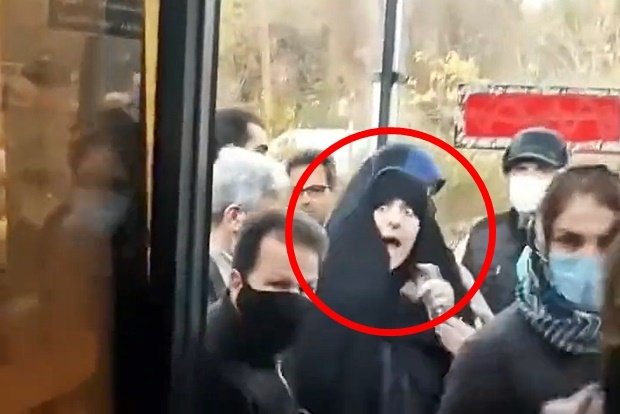 “머리카락 가려!” 젊은여성 체포하려다 승객들에게 쫓겨난 도덕경찰 (영상)