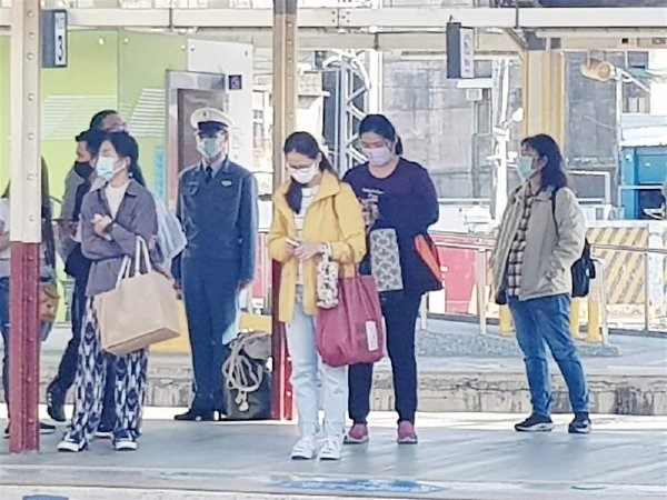 [대만은 지금] 군기 바짝 든 사관생도, 기차 30분 연착에도 꿈쩍없이 ‘차렷’…그 대가는?