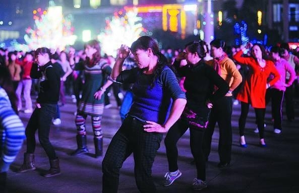 “비켜! 춤추게” 공공장소 무단 점령에 소음까지 中 ‘광장무’ 논란