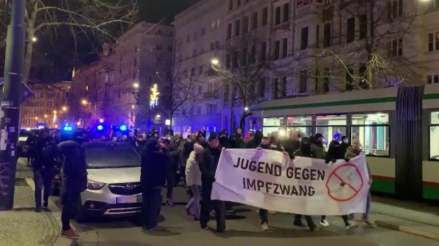 독일 코로나 방역수칙 강화하자 대규모 시위…경찰 다치고 구급차 파손돼