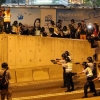 ‘자유 얘기하면 사라진다’...공포의 홍콩, 무장한 경찰 200명이 언론사 압수수색