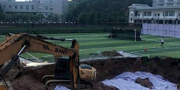 중학교 체육수업서 백골이?...부실공사 탄로나자 직원 살해해 운동장에 매립