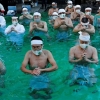 [여기는 일본] “사라져라, 코로나!”…얼음물 기도 의식 참가한 일본인들