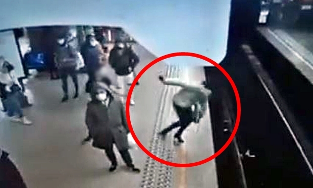 ‘묻지마 밀치기’ 선로 추락, 코앞에 멈춰선 열차…간발의 차로 화 면해 (영상)