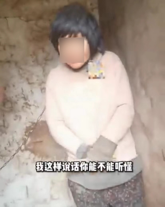 쇠사슬에 묶인 채 방치된 중국 여성…감금 중 아이 8명 출산?