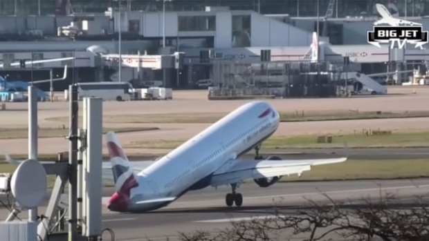 돌풍에 뒤집힐 뻔한 여객기…英 히드로 공항 착륙 영상 화제