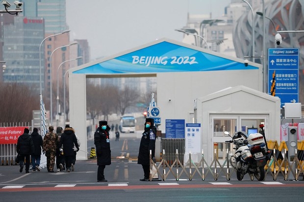 중국 보안 요원이 외신기자를 취재?… “최악의 中 언론 탄압 올림픽”