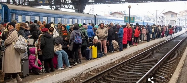 “이건 세상에서 가장 슬픈 여행”…기차역에 몰린 우크라 피난민들