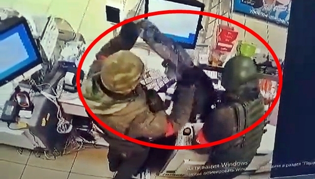 보급난? 약탈 일삼는 러시아군…우크라 은행까지 탈탈 털었다 (영상)