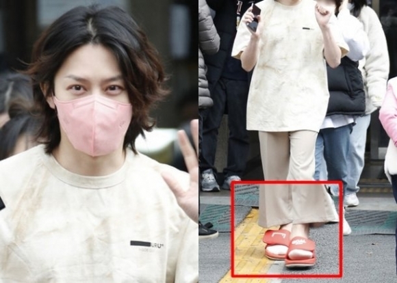 사전투표소서 ‘빨간’ 슬리퍼 신고 ‘V자’ 그린 김희철 논란